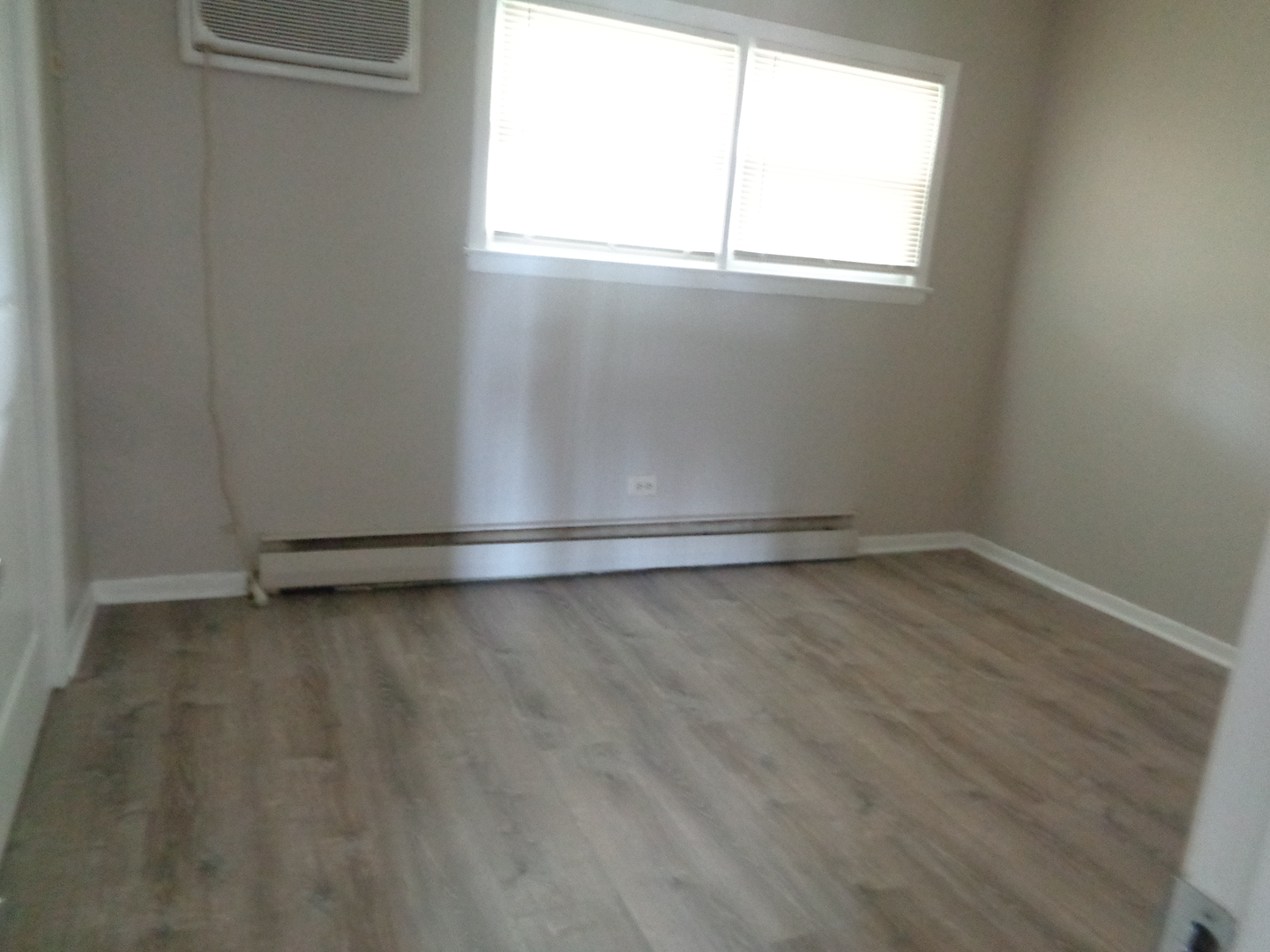 1340 North Main Street, Unit B11 Wheaton, IL 60187 - Photo 9 of 10 an empty room with a window