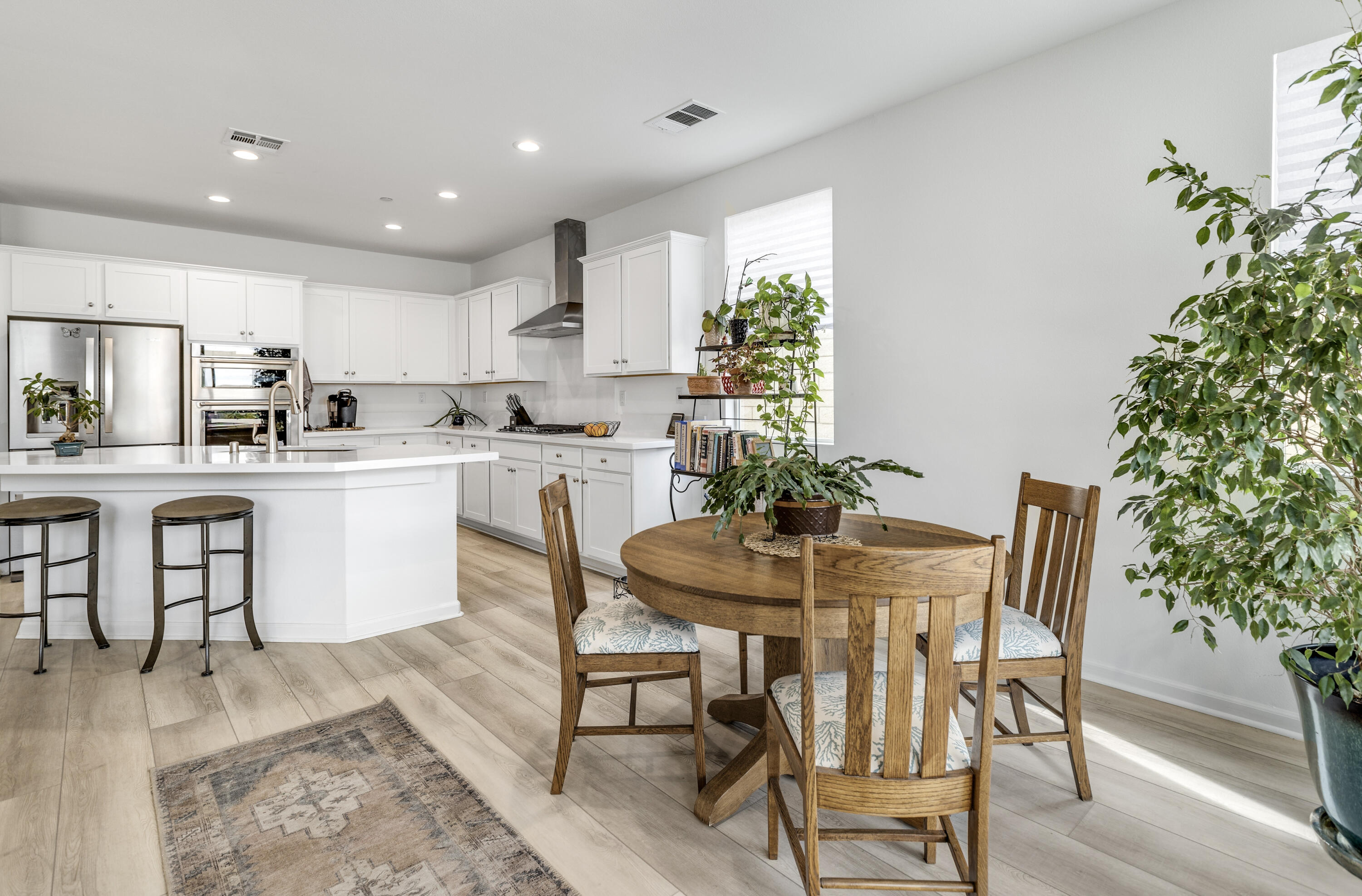 78804 Santa Rosa Way Palm Desert, CA 92211 - Photo 19 of 40 a kitchen with a table and chairs in it