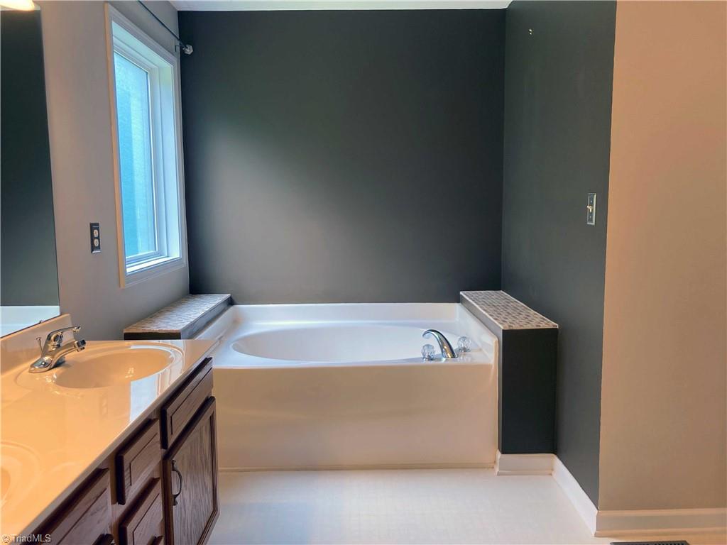 1391 Beckner Road Lexington, NC 27292 - Photo 31 of 50 2nd bedroom bath with soaking tub