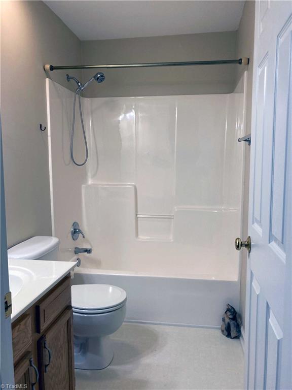 1391 Beckner Road Lexington, NC 27292 - Photo 35 of 50 Guest bathroom in hall