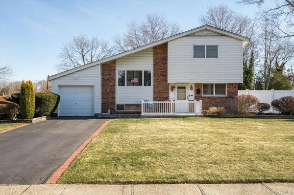 $755,000 | 1 Shawnee Lane, Commack, NY 11725