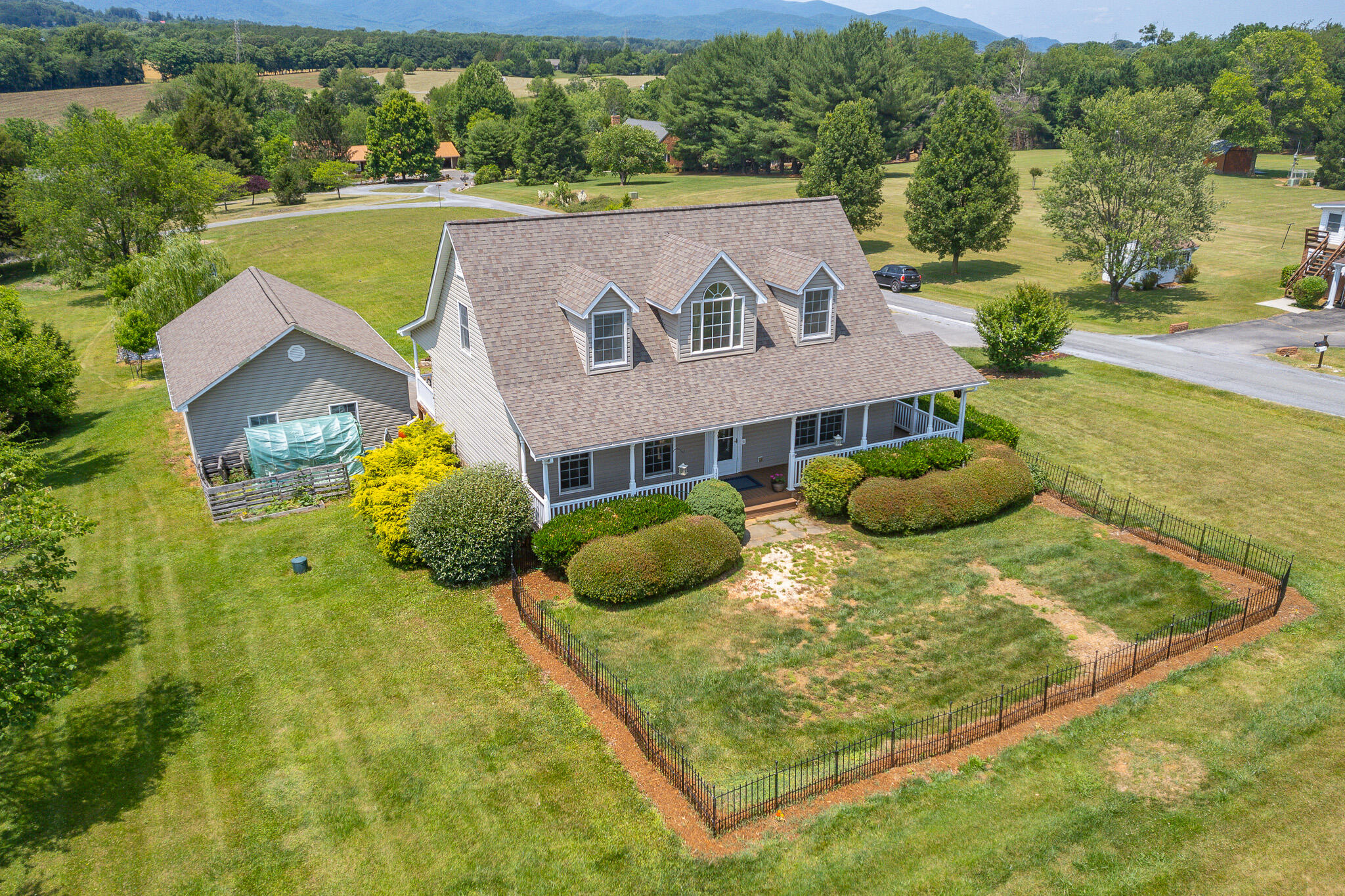 1747 Three Otters Road Bedford, VA 24523 - Photo 3 of 91 3