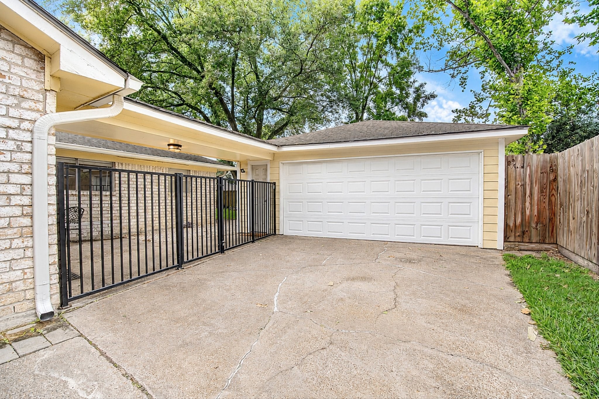 1907 Round Spring Drive Houston, TX 77339 - Photo 35 of 39 Gallery Image 35