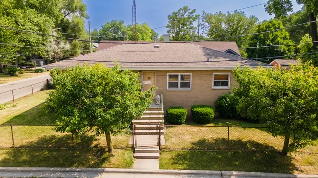 a view of a back yard of the house