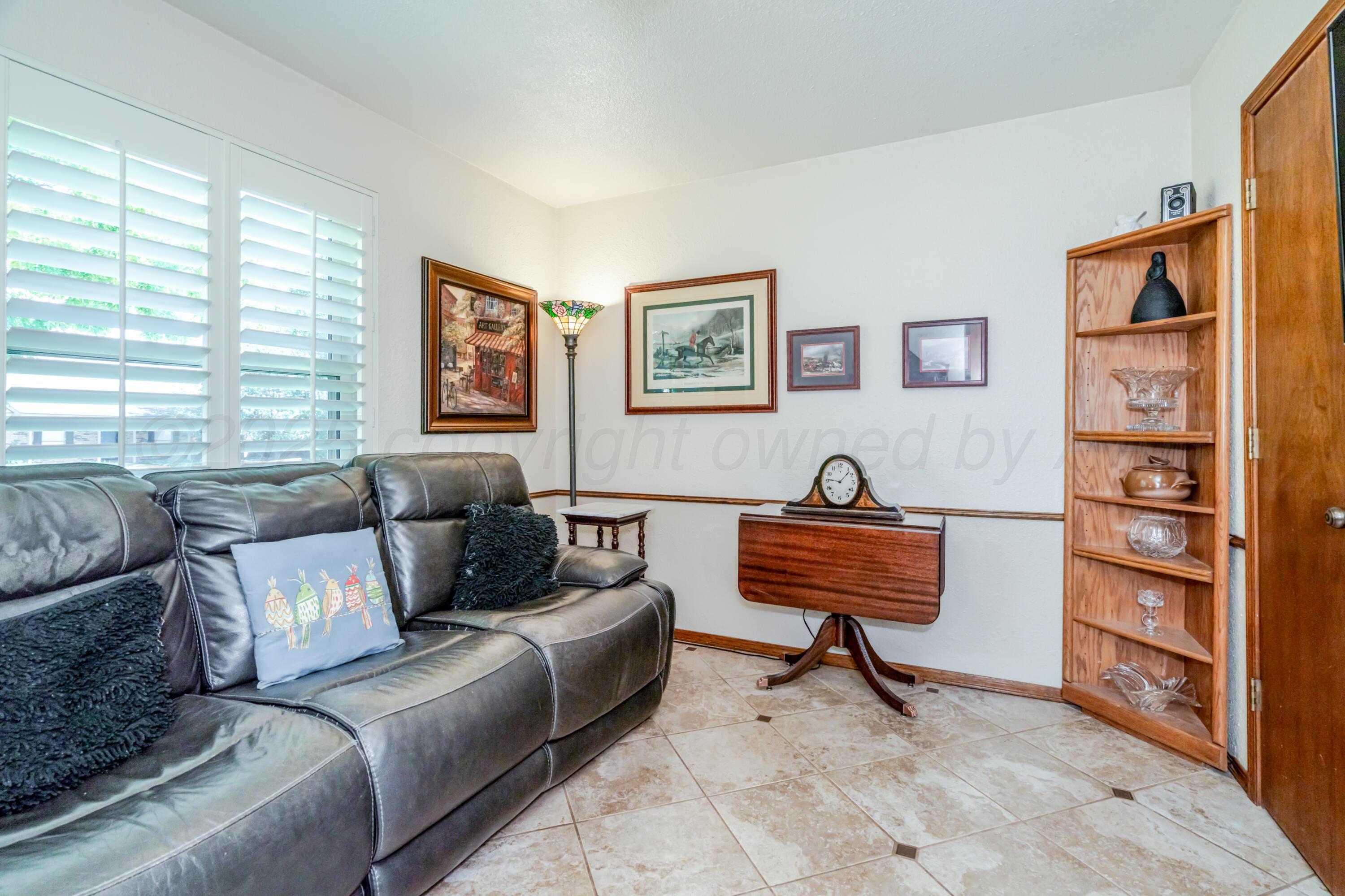 3908 Lewis Drive Amarillo, TX 79109 - Photo 20 of 36 a living room with furniture and a window