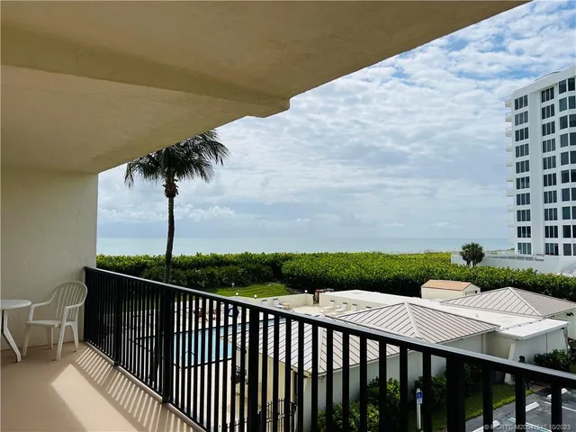 a view of a backyard with pathway