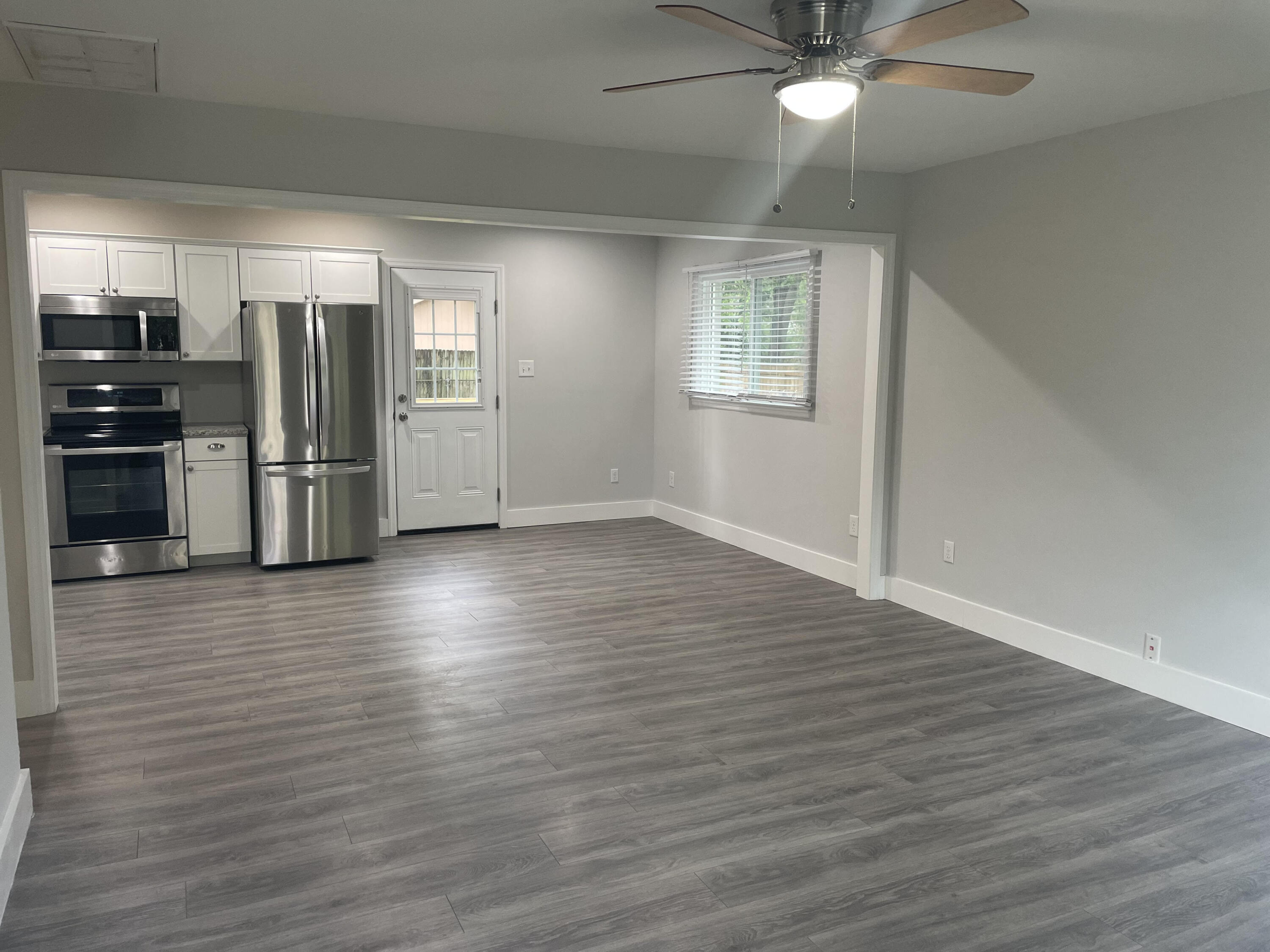 3307 Londonderry Road North Charleston, SC 29420 - Photo 3 of 11 Living room