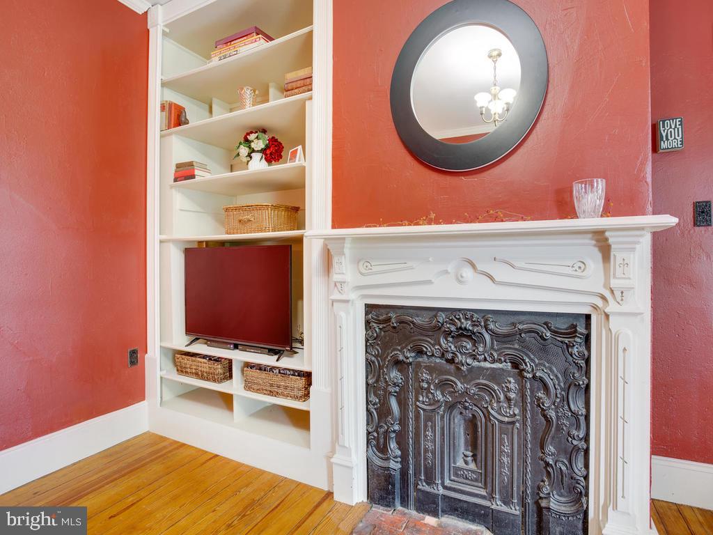 3155 Jones Road Dunkirk, MD 20754 - Photo 25 of 89 Living room with built in shelves
