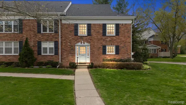 $335,000 | 1000 Trailwood Path, Bloomfield Hills, MI 48301