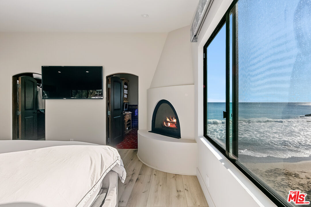 25216 Malibu Road Malibu, CA 90265 - Photo 14 of 21 a bed room with a bed