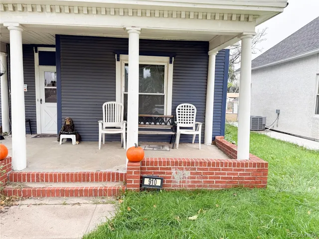 a view of outdoor space yard and porch