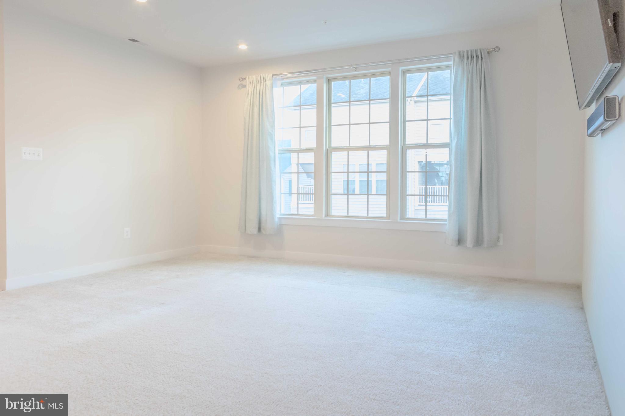 6020 Forum Square Frederick, MD 21703 - Photo 6 of 54 an empty room with a window