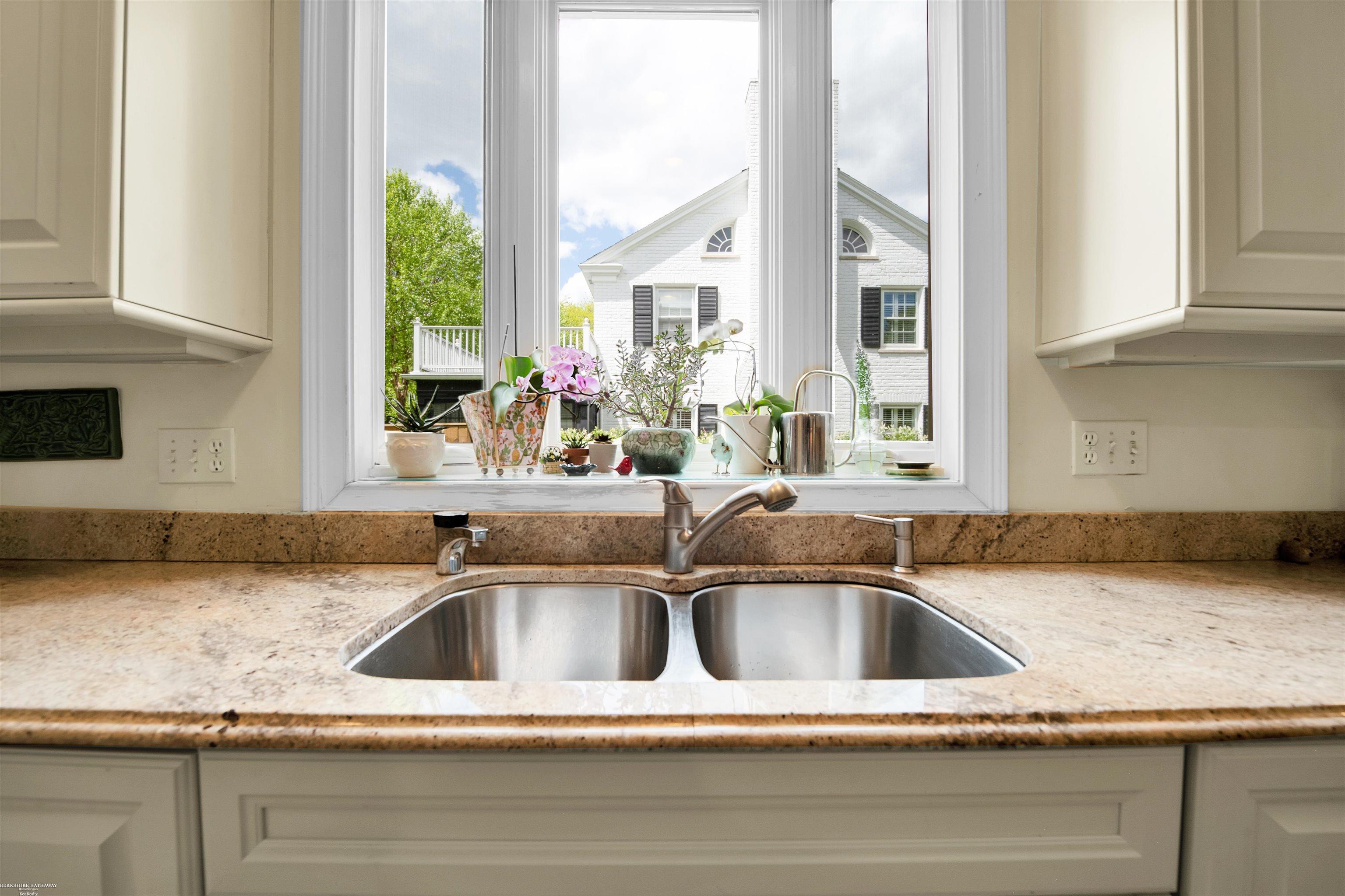 175 Merriweather Road Grosse Pointe, MI 48236 - Photo 8 of 74 50142645-85cbd745-a11d-485d-886f-be235fa32ef2.JPG