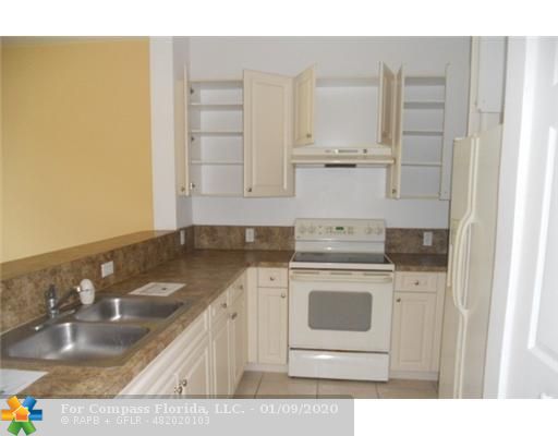 2581 Riverside Drive, Unit 2581 Coral Springs, FL 33065 - Photo 4 of 11 Kitchen