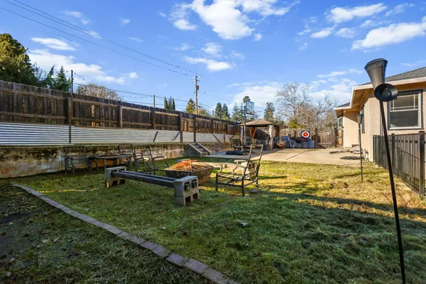 a view of a backyard