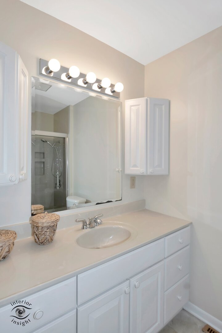 20 Deerfield Avenue Kankakee, IL 60901 - Photo 19 of 36 a bathroom with a sink and a mirror
