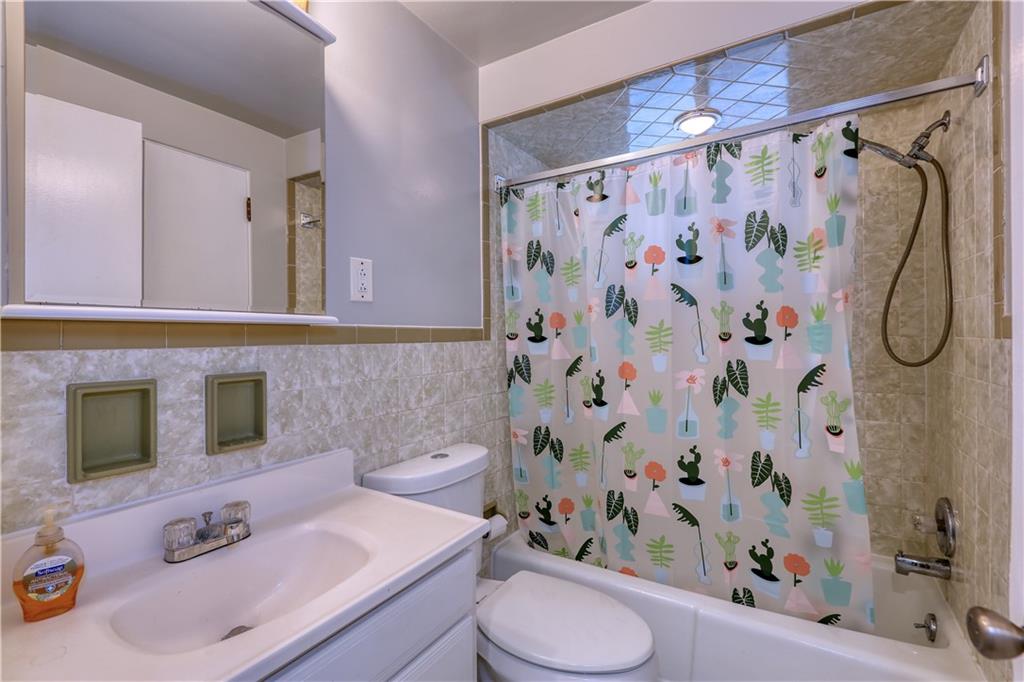 836 Railroad Street McKees Rocks, PA 15136 - Photo 13 of 24 a bathroom with a sink toilet and shower