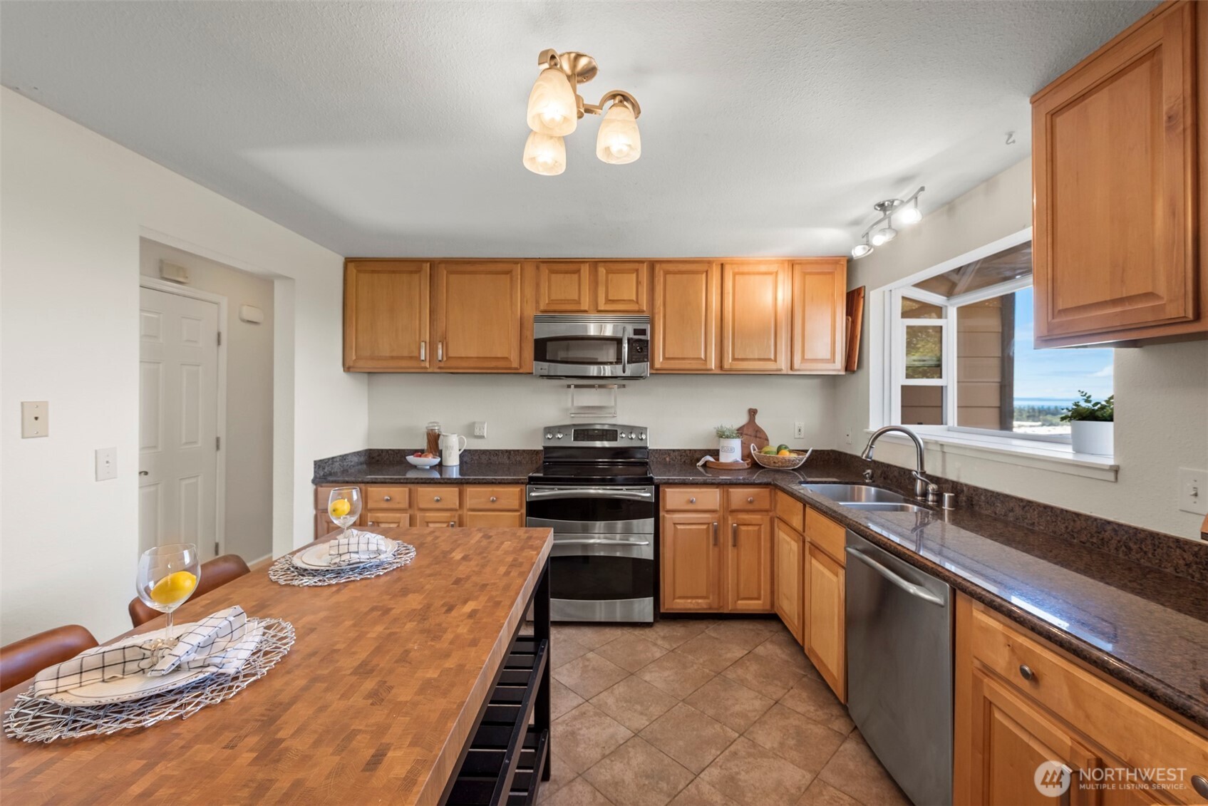407 Veralene Way Southwest Everett, WA 98203 - Photo 9 of 31