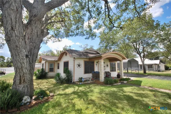 $275,000 | 302 South Main Street, Schulenburg, TX 78956