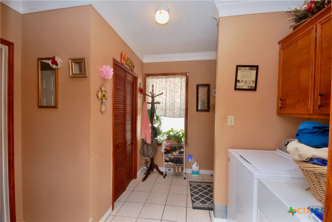 302 South Main Street Schulenburg, TX 78956 - Photo 20 of 39 a room with furniture and a potted plant