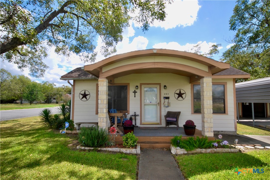 302 South Main Street Schulenburg, TX 78956 - Photo 37 of 39 a front view of a house with garden