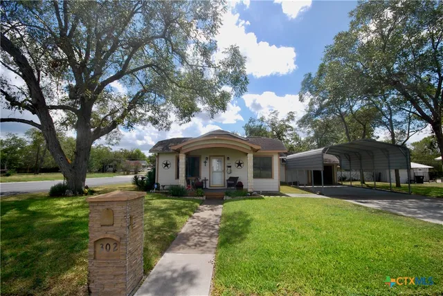 $290,000 | 302 South Main Street, Schulenburg, TX 78956