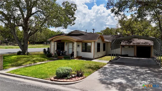 $290,000 | 302 South Main Street, Schulenburg, TX 78956