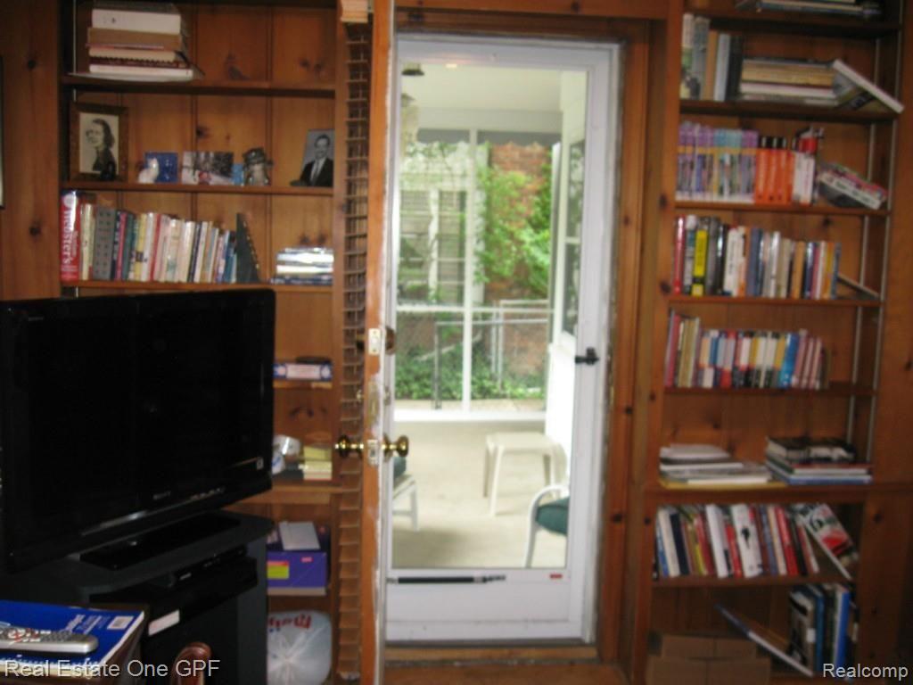 276 Fisher Road Grosse Pointe, MI 48230 - Photo 8 of 23 8 IMG_1875.jpg