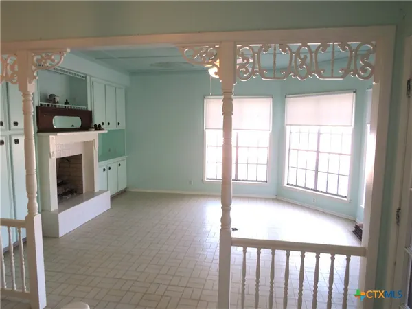 a view of a windows and an entryway in a room