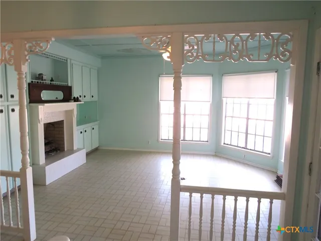 a view of a windows and an entryway in a room