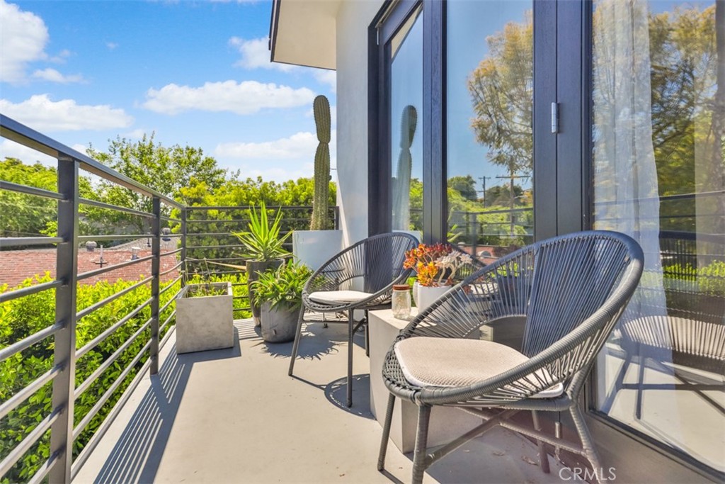 950 El Paso Drive Los Angeles, CA 90042 - Photo 29 of 52 a dining room with furniture water view and garden view