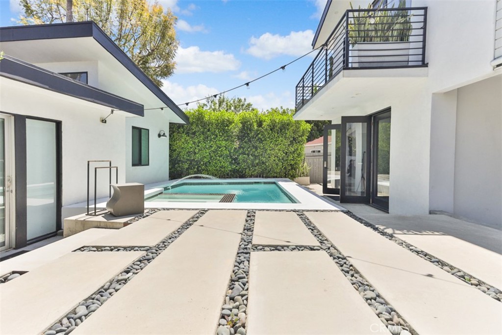 950 El Paso Drive Los Angeles, CA 90042 - Photo 40 of 52 a view of a house with basketball court