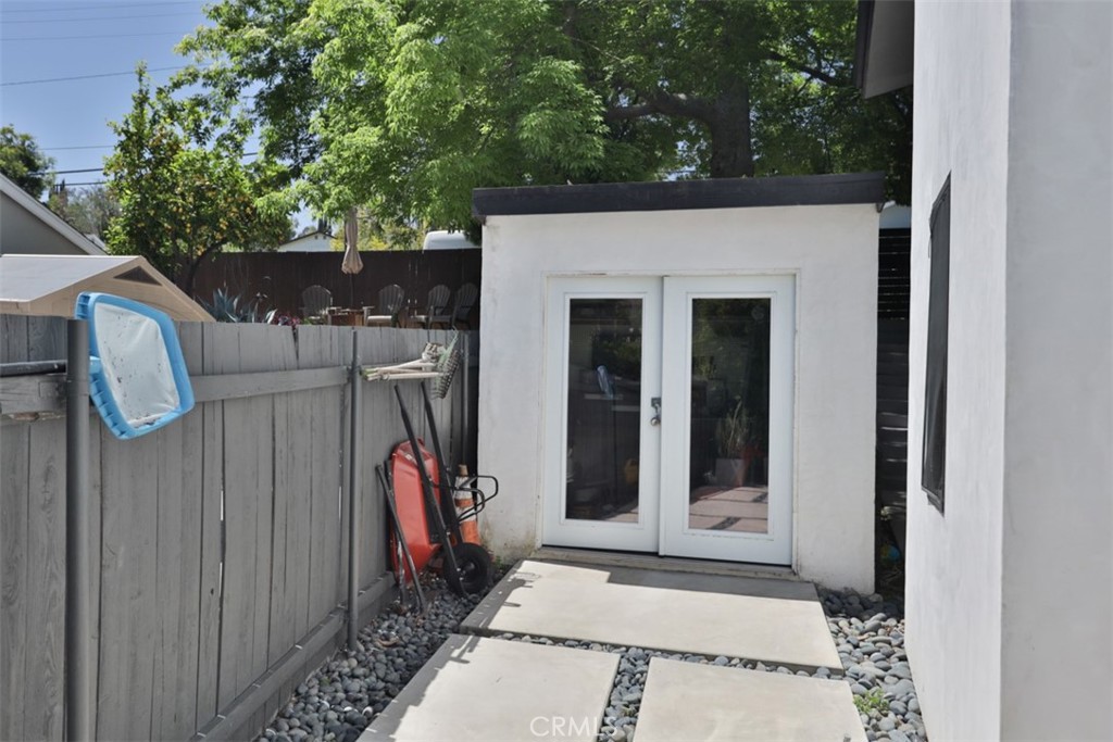 950 El Paso Drive Los Angeles, CA 90042 - Photo 51 of 52 a backyard of a house