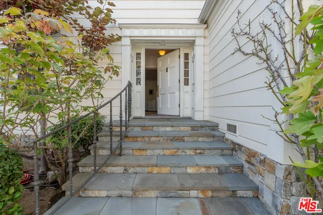 a view of a pathway of the house