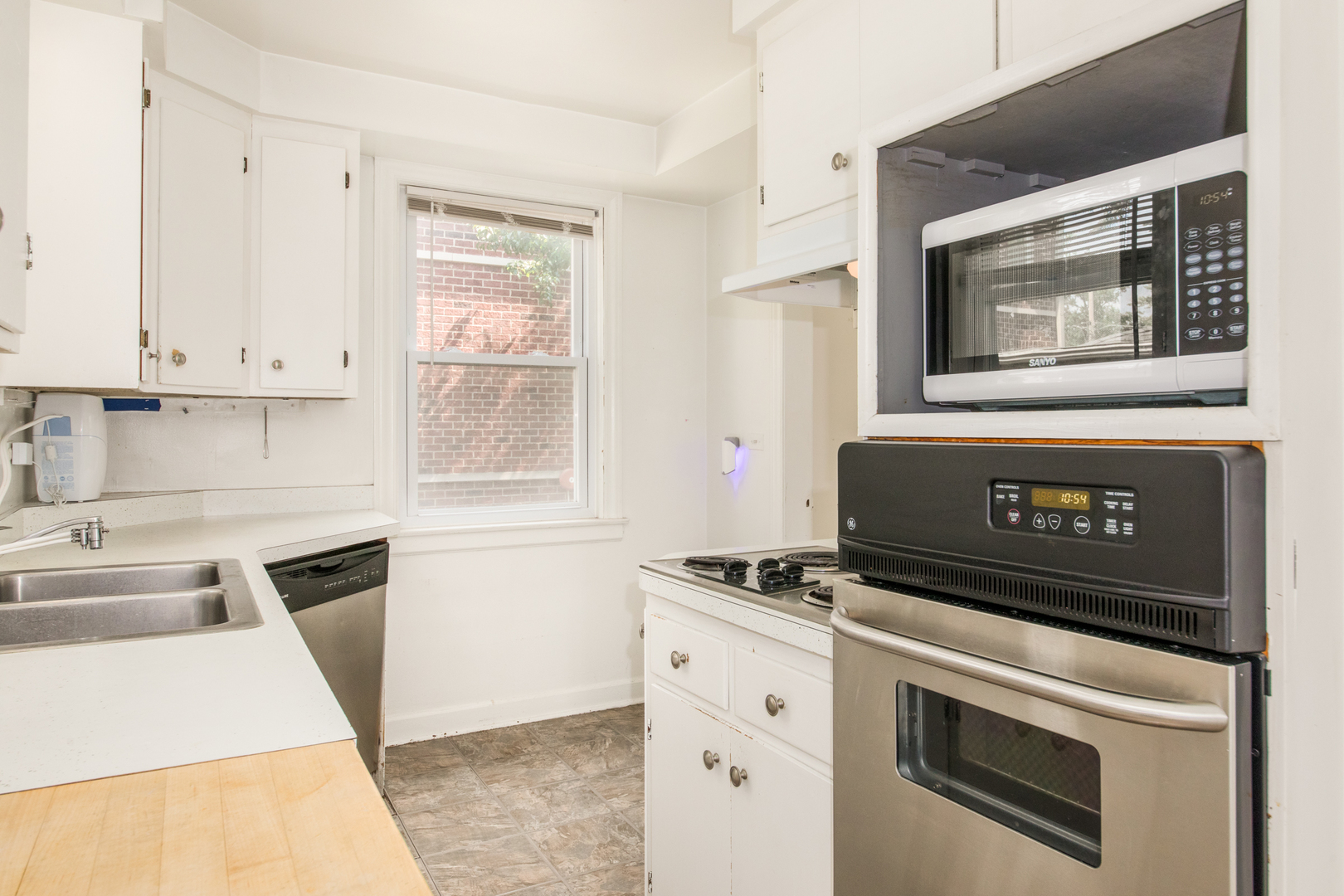 516 Engel Boulevard Park Ridge, IL 60068 - Photo 34 of 51 a kitchen with granite countertop a stove microwave and sink