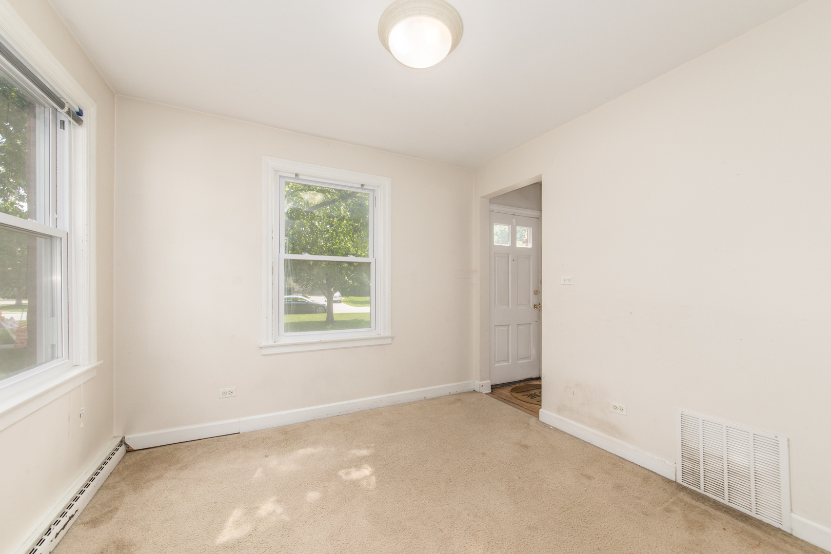 516 Engel Boulevard Park Ridge, IL 60068 - Photo 35 of 51 an empty room with windows and closet