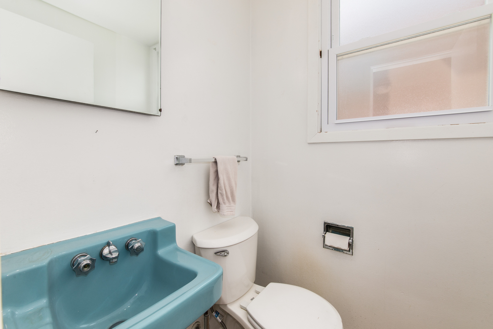516 Engel Boulevard Park Ridge, IL 60068 - Photo 38 of 51 a bathroom with a toilet sink and mirror