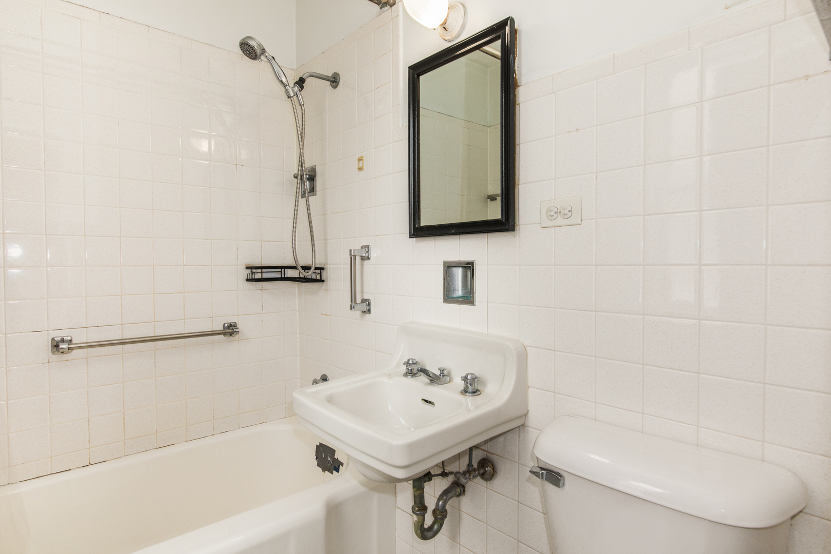 516 Engel Boulevard Park Ridge, IL 60068 - Photo 44 of 51 a bathroom with a sink a toilet and bathtub