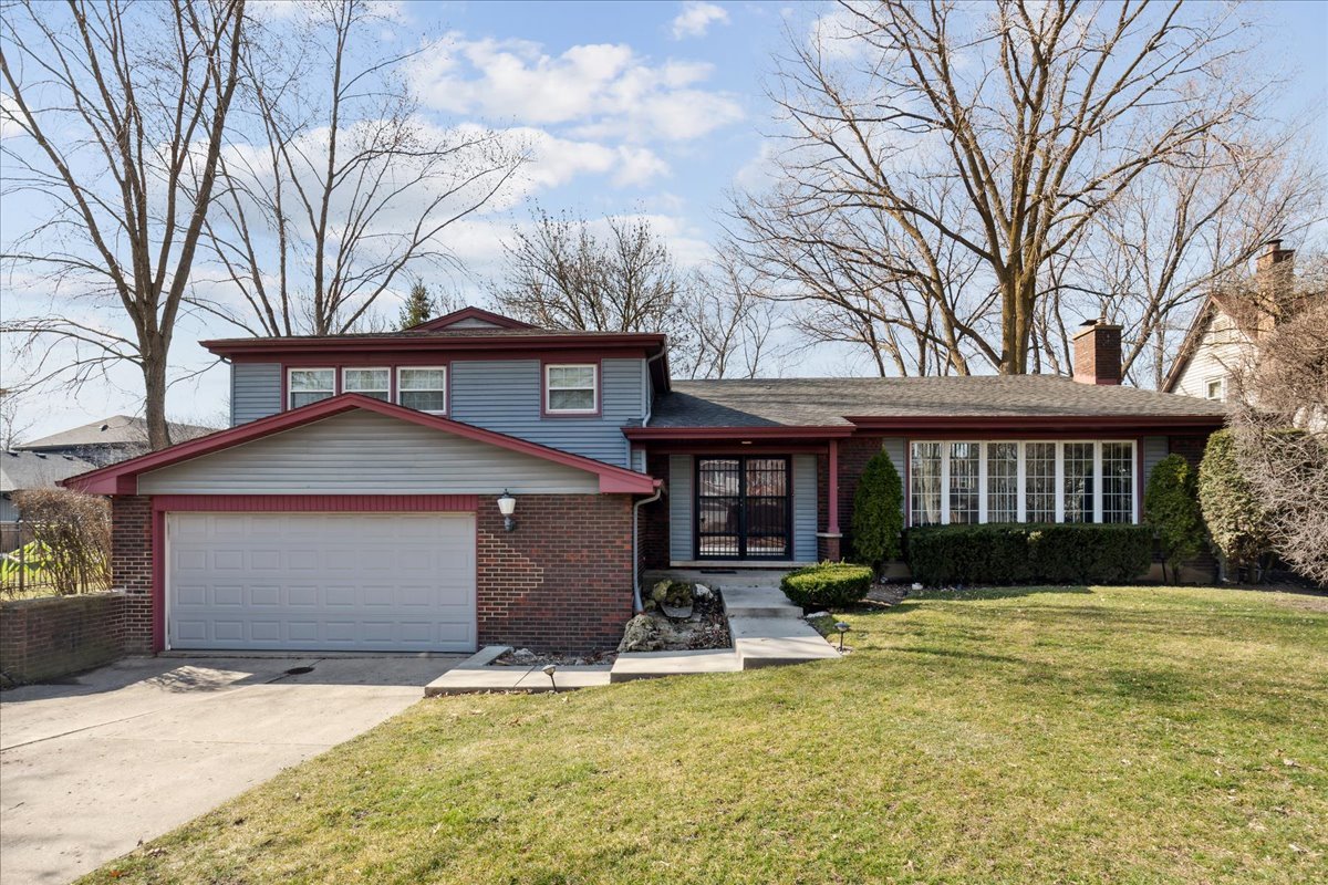 962 Suffield Terrace Northbrook, IL 60062 - Photo 1 of 33 a front view of a house with yard and porch