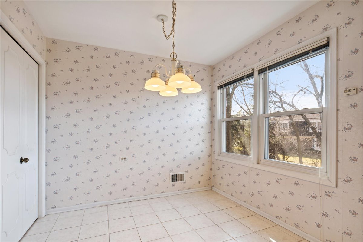 962 Suffield Terrace Northbrook, IL 60062 - Photo 11 of 33 a view of an empty room with a window