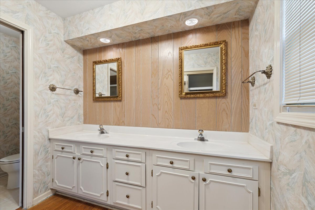 962 Suffield Terrace Northbrook, IL 60062 - Photo 14 of 33 a bathroom with a sink and a mirror
