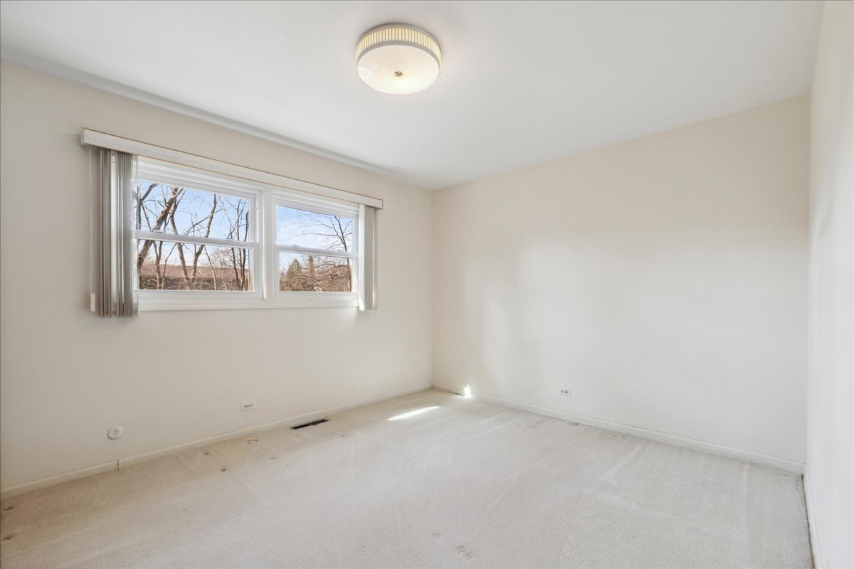 962 Suffield Terrace Northbrook, IL 60062 - Photo 15 of 33 an empty room with a window