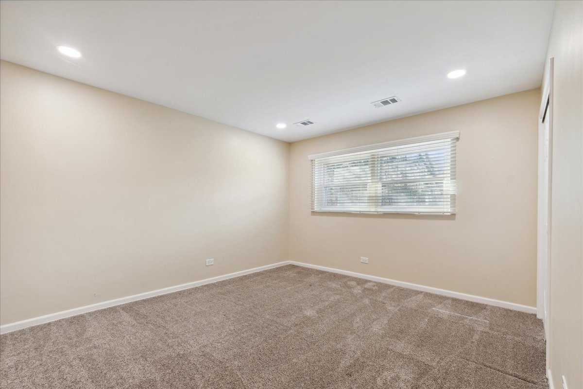 962 Suffield Terrace Northbrook, IL 60062 - Photo 18 of 33 an empty room with windows