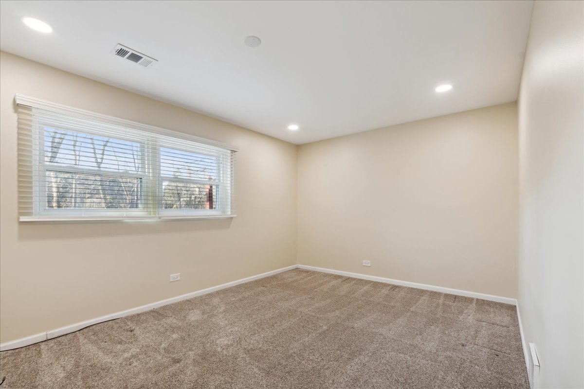 962 Suffield Terrace Northbrook, IL 60062 - Photo 19 of 33 an empty room with windows