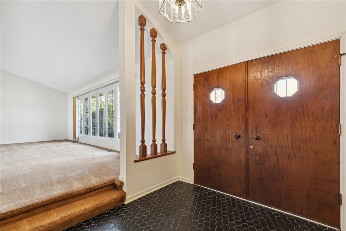 962 Suffield Terrace Northbrook, IL 60062 - Photo 2 of 33 a bedroom with windows
