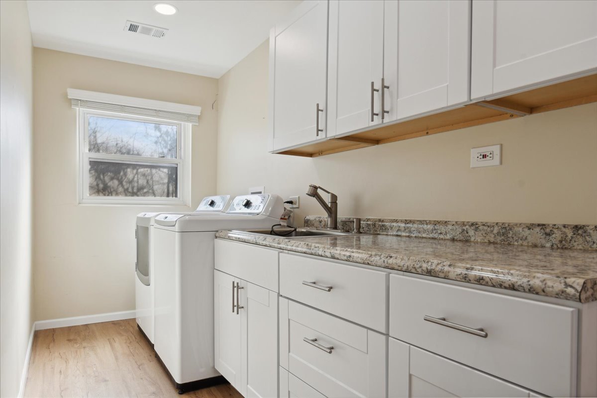 962 Suffield Terrace Northbrook, IL 60062 - Photo 21 of 33 a kitchen with appliances cabinets and a table
