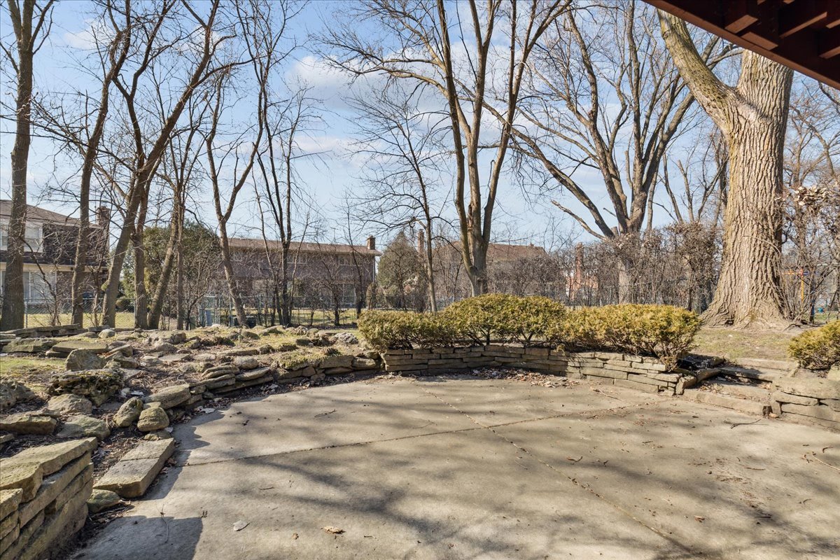 962 Suffield Terrace Northbrook, IL 60062 - Photo 26 of 33 a view of a yard with a tree
