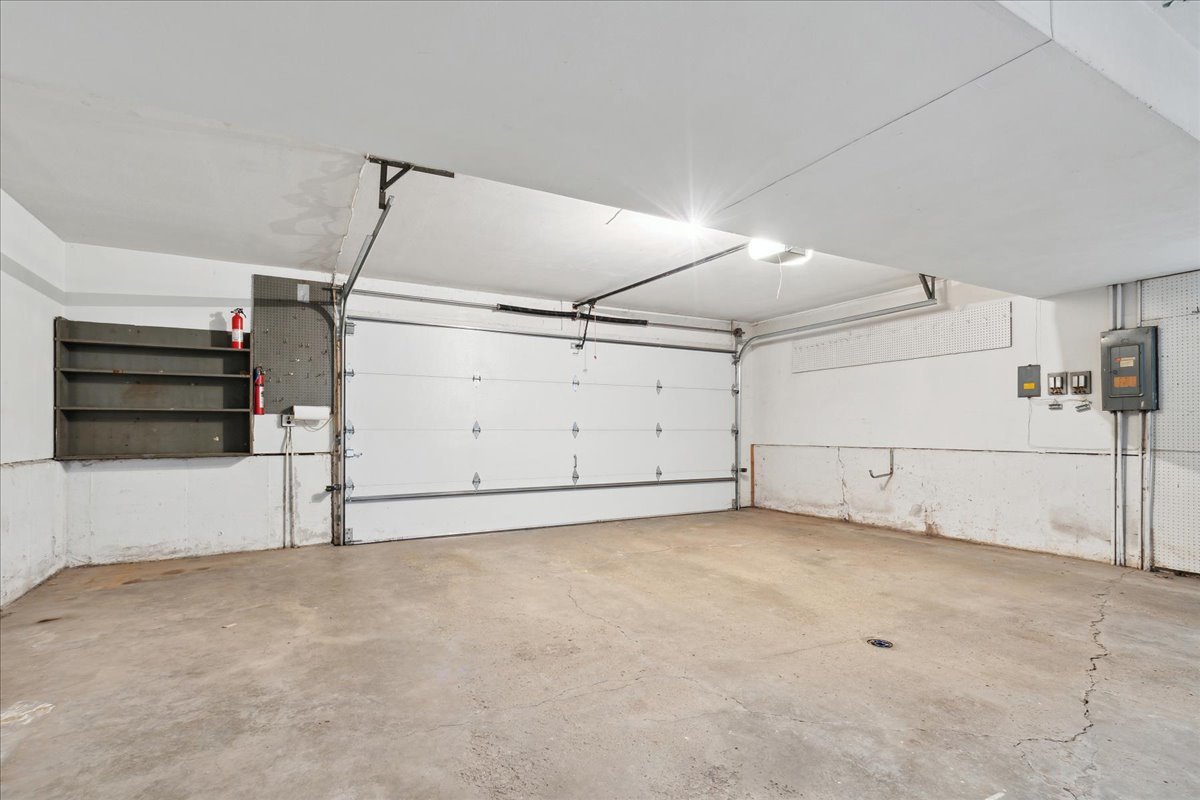 962 Suffield Terrace Northbrook, IL 60062 - Photo 28 of 33 a view of a garage