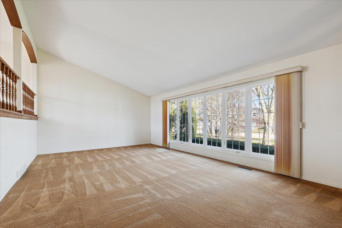 962 Suffield Terrace Northbrook, IL 60062 - Photo 4 of 33 a view of an empty room with a window