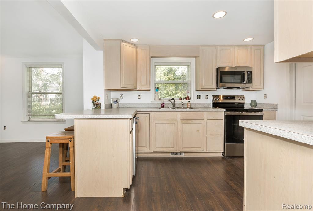 1321 South Genesee Road Burton, MI 48509 - Photo 7 of 28